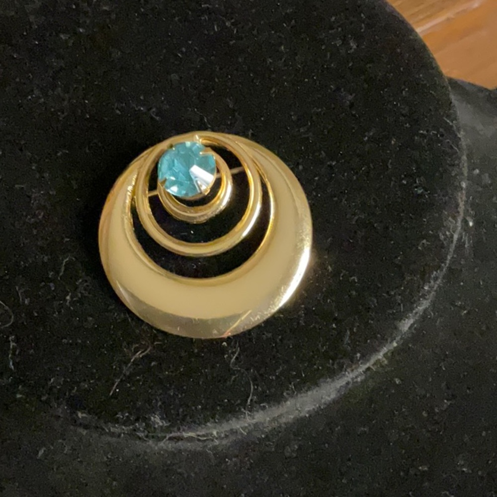 Vintage Gold Tone Brooch (4717) Blue Topaz Rhinestone